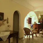 Alonakia מלון 2*